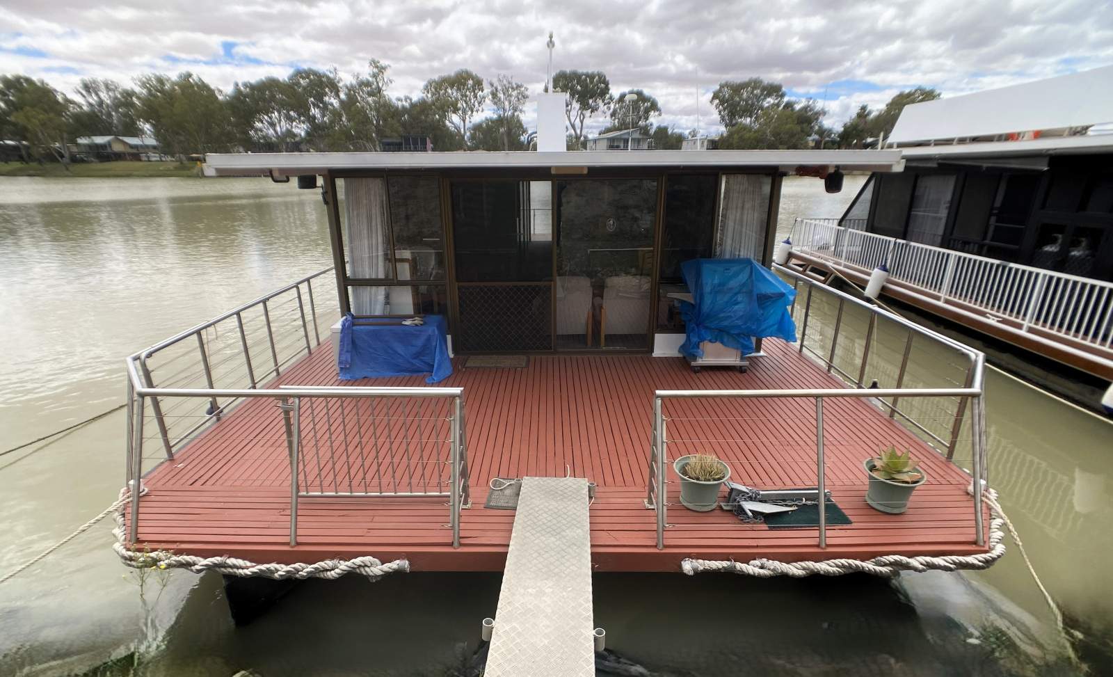 "Yarramundi". 4xBed, 1xBath, Pontoon Houseboat.