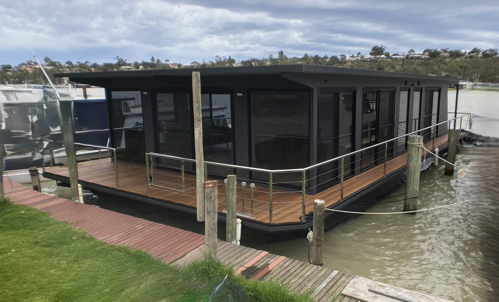 "Thrive" New 2025 2xBed, 2xBath, Pontoon Houseboat