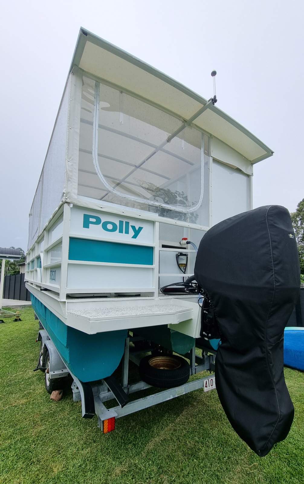 Poly Pontoons Tri-Hull Poly Family Leisure Boat