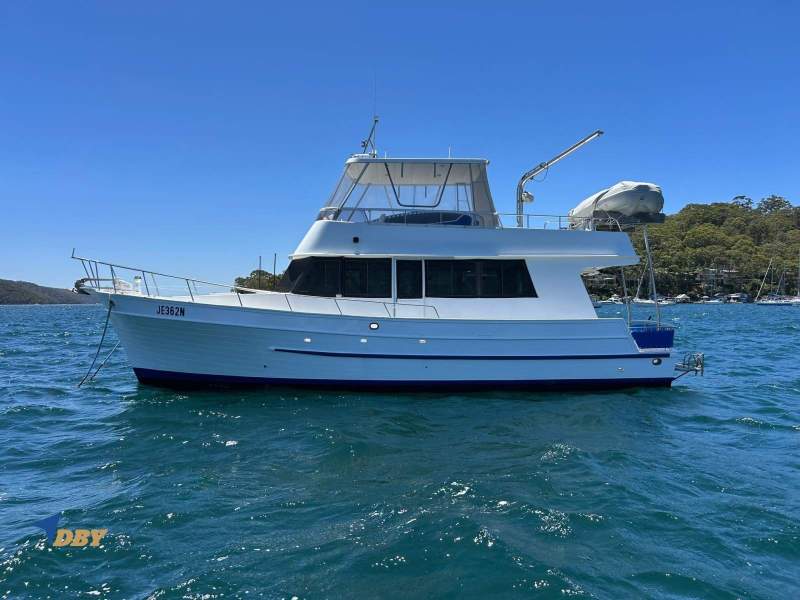 Universal 41 Flybridge Cruiser