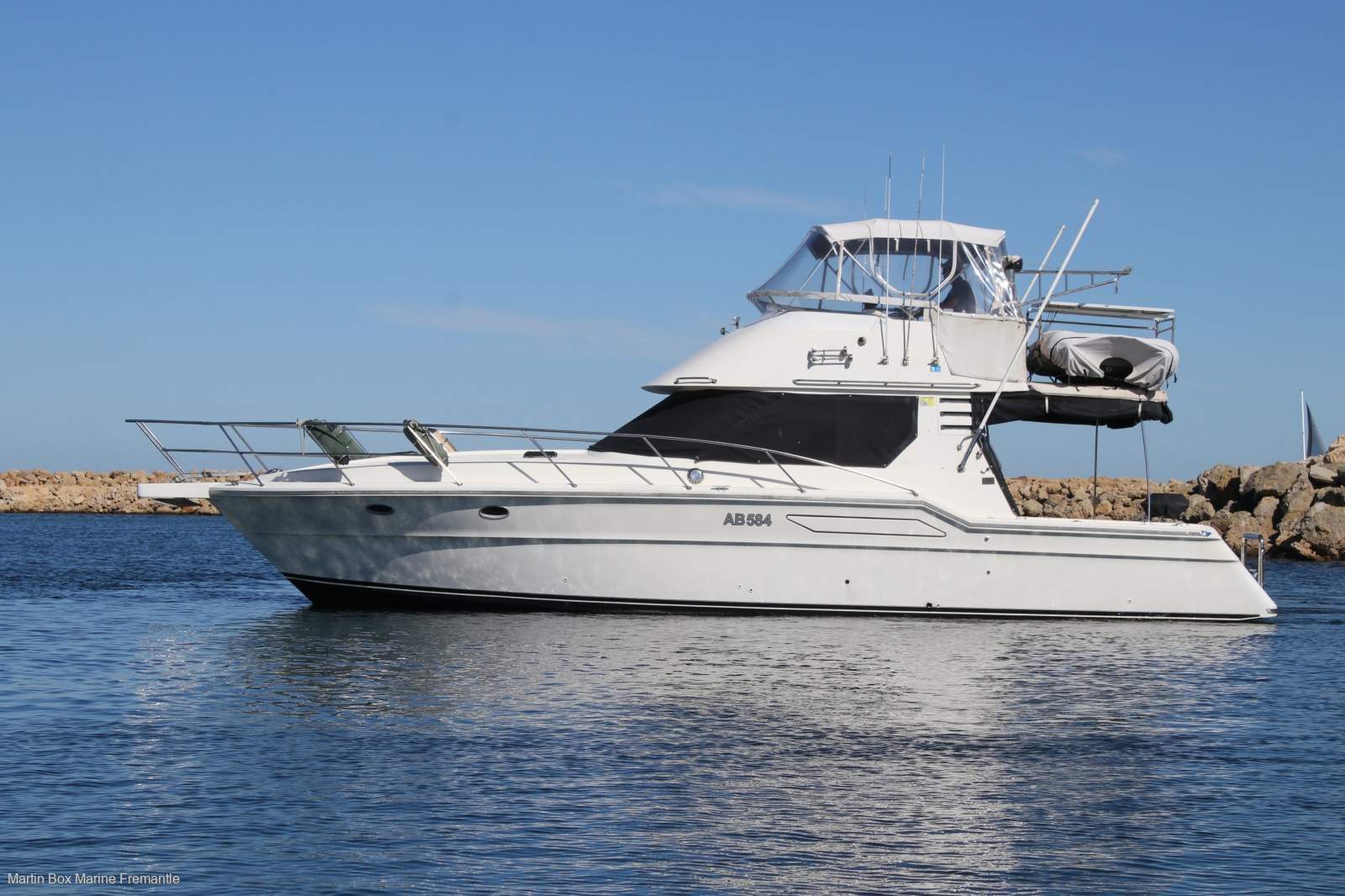Thomascraft 38 Flybridge Cruiser with Bow and Stern Thrusters