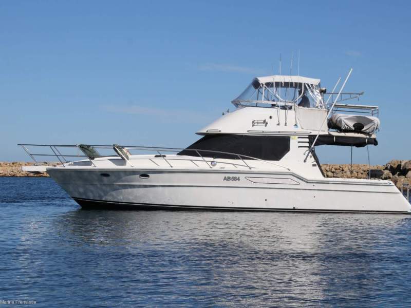 Thomascraft 38 Flybridge Cruiser with Bow and Stern Thrusters