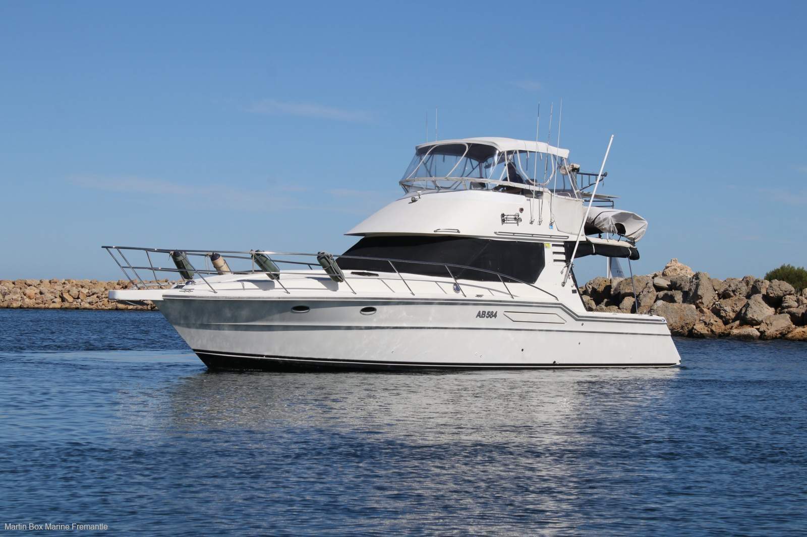 Thomascraft 38 Flybridge Cruiser with Bow and Stern Thrusters