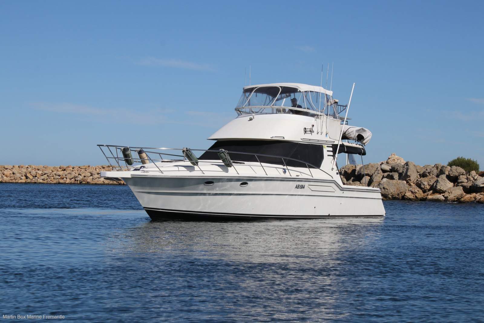 Thomascraft 38 Flybridge Cruiser with Bow and Stern Thrusters