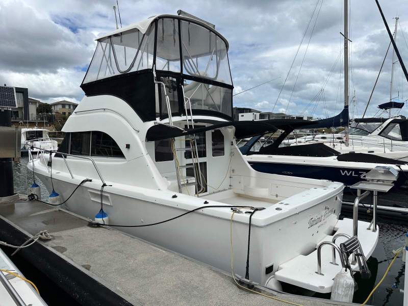 Caribbean 32 Sportsfisher Flybridge