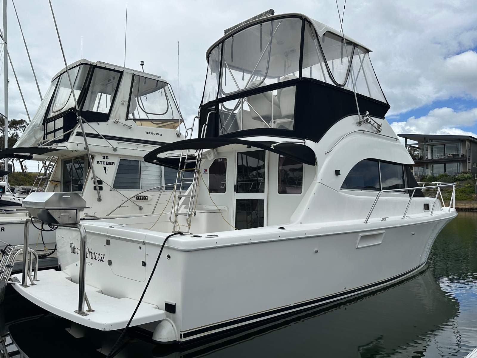 Caribbean 32 Sportsfisher Flybridge