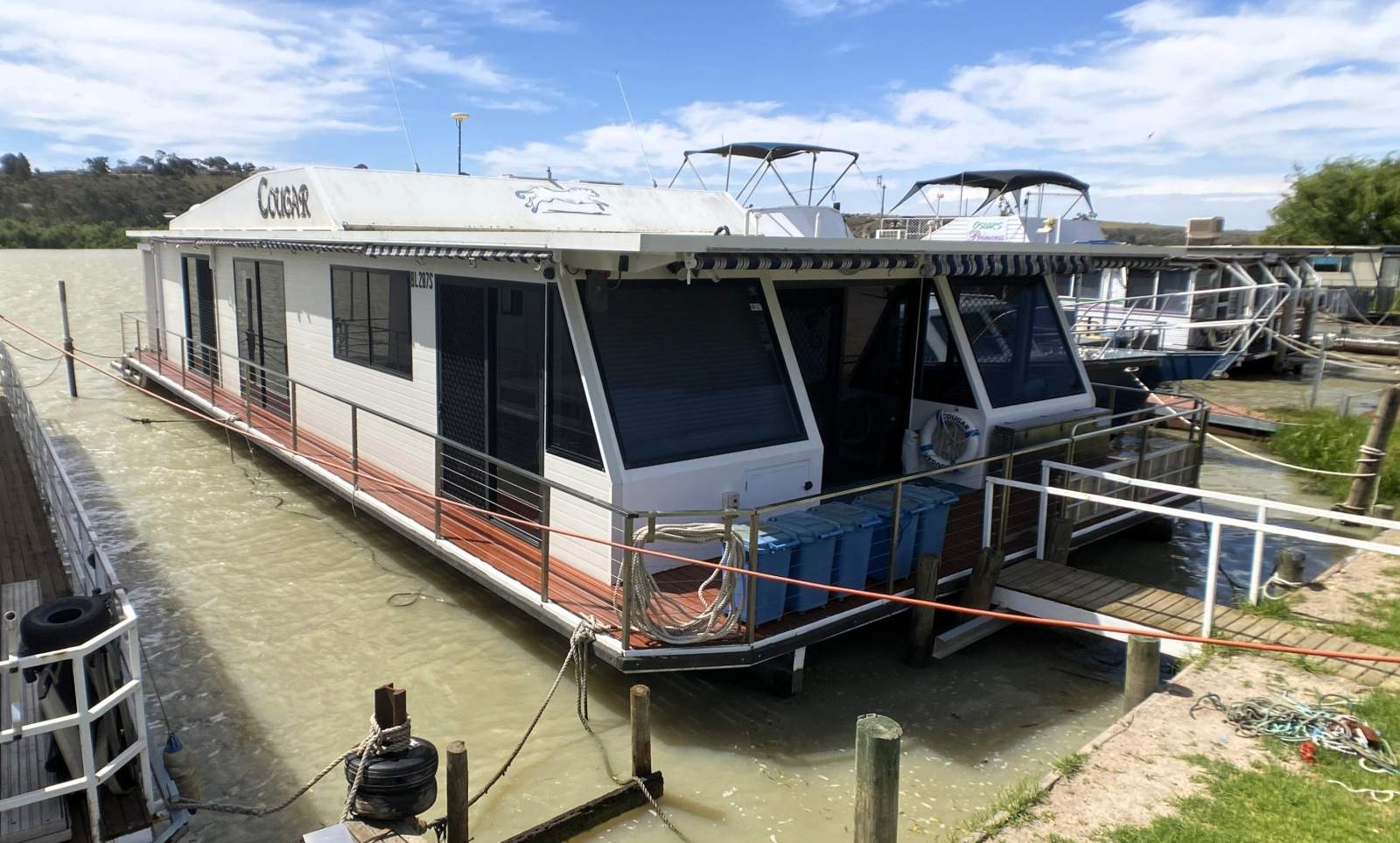 "Cougar". 2xBed, 2xEnsuite, Open Plan Houseboat.