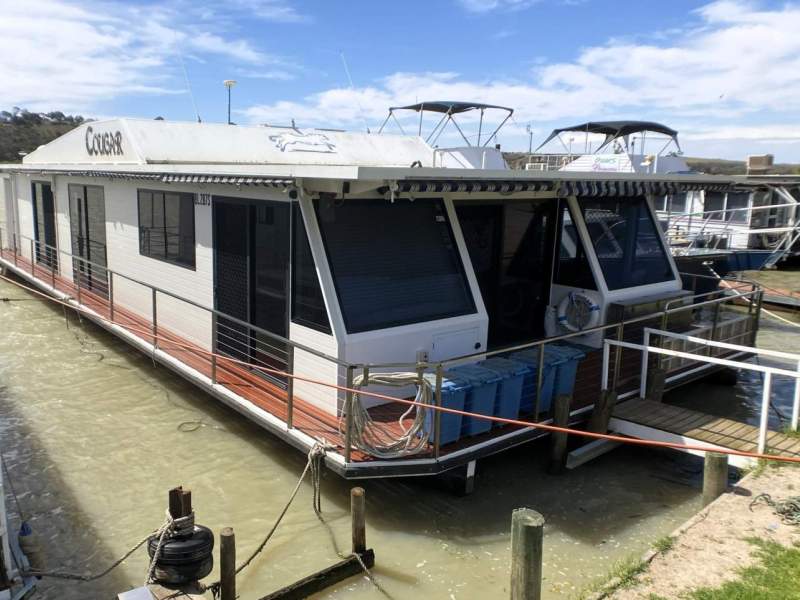 "Cougar". 2xBed, 2xEnsuite, Open Plan Houseboat.