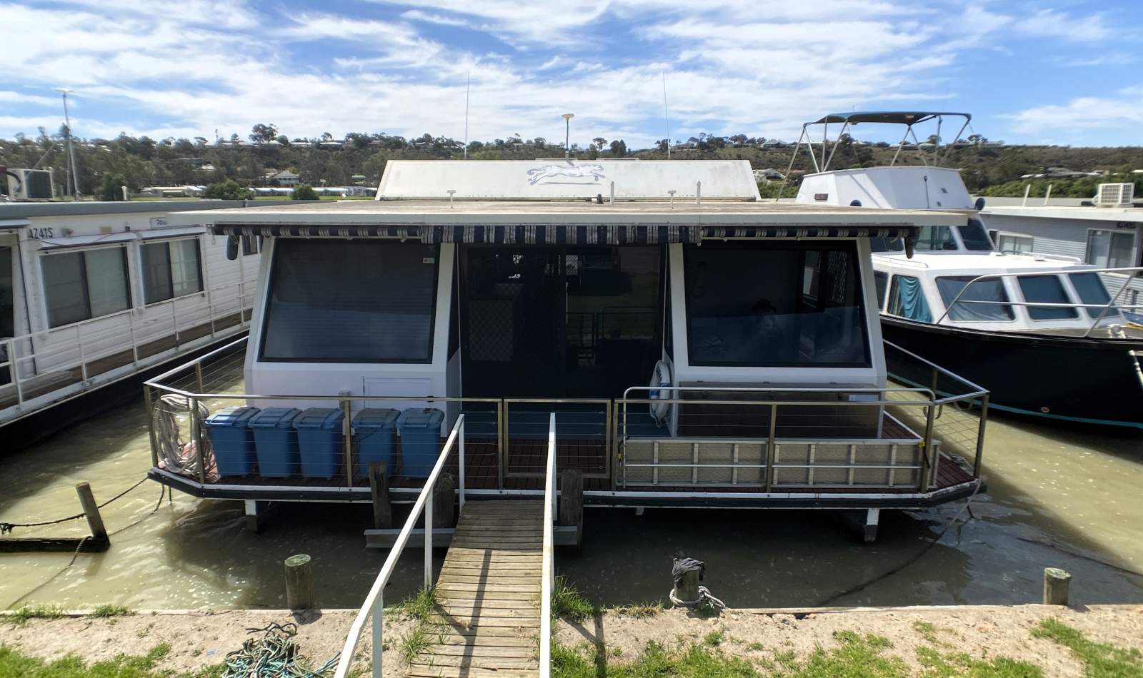 "Cougar". 2xBed, 2xEnsuite, Open Plan Houseboat.
