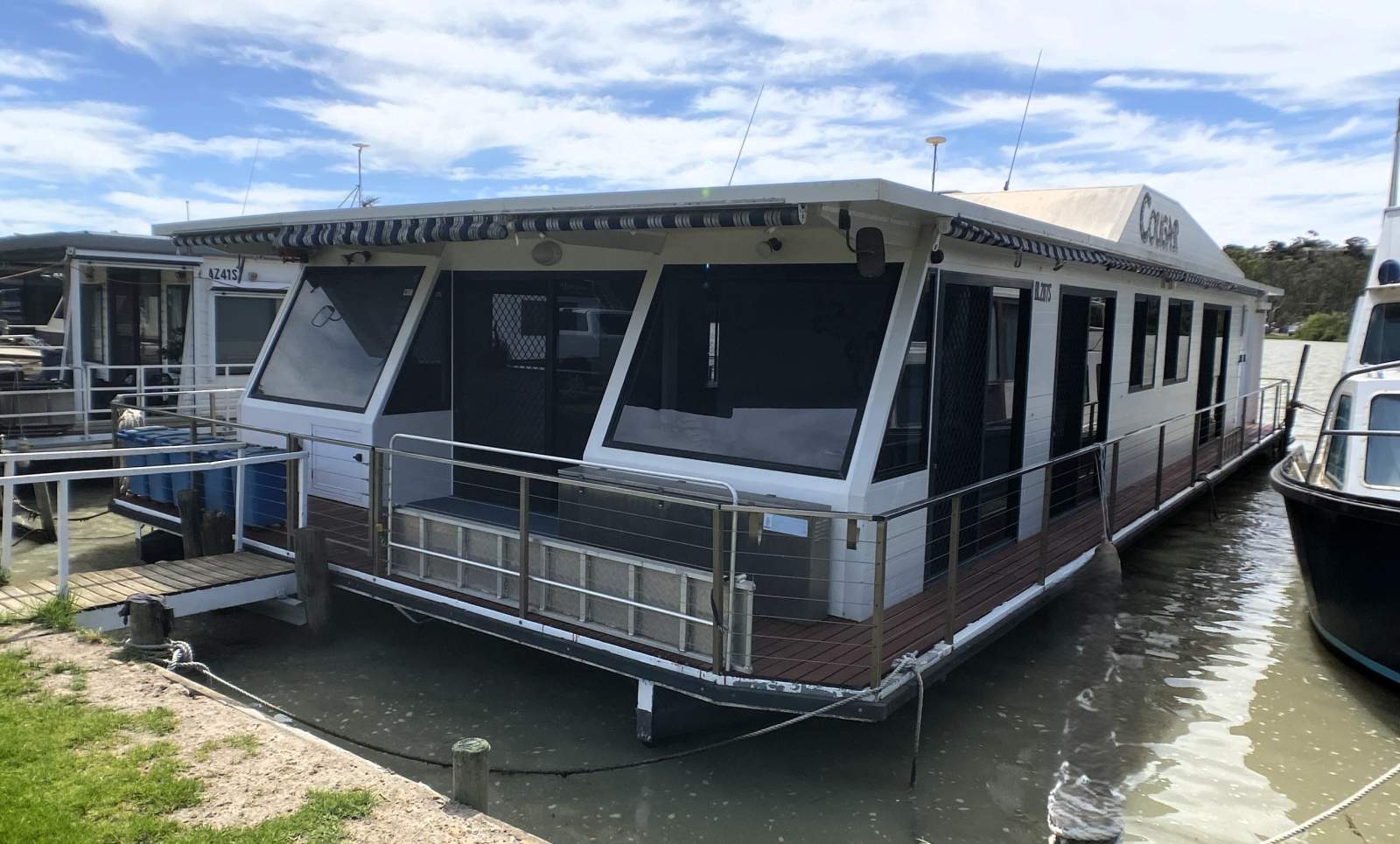 "Cougar". 2xBed, 2xEnsuite, Open Plan Houseboat.