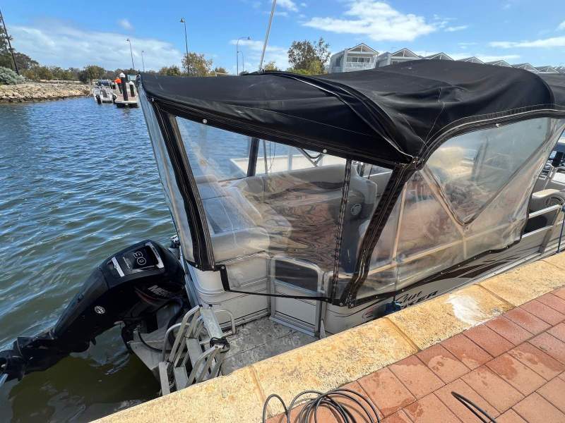 Sun Tracker Party Barge 660