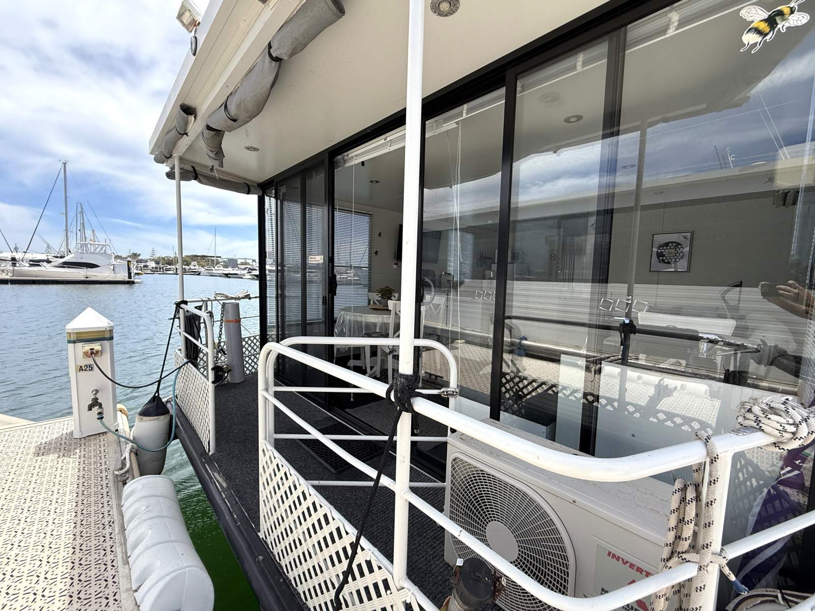 12M Houseboat - The Ultimate in Waterfront living!