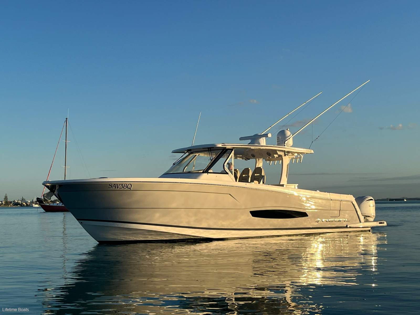 Regal 38 SAV The ulimate day boat for Australia