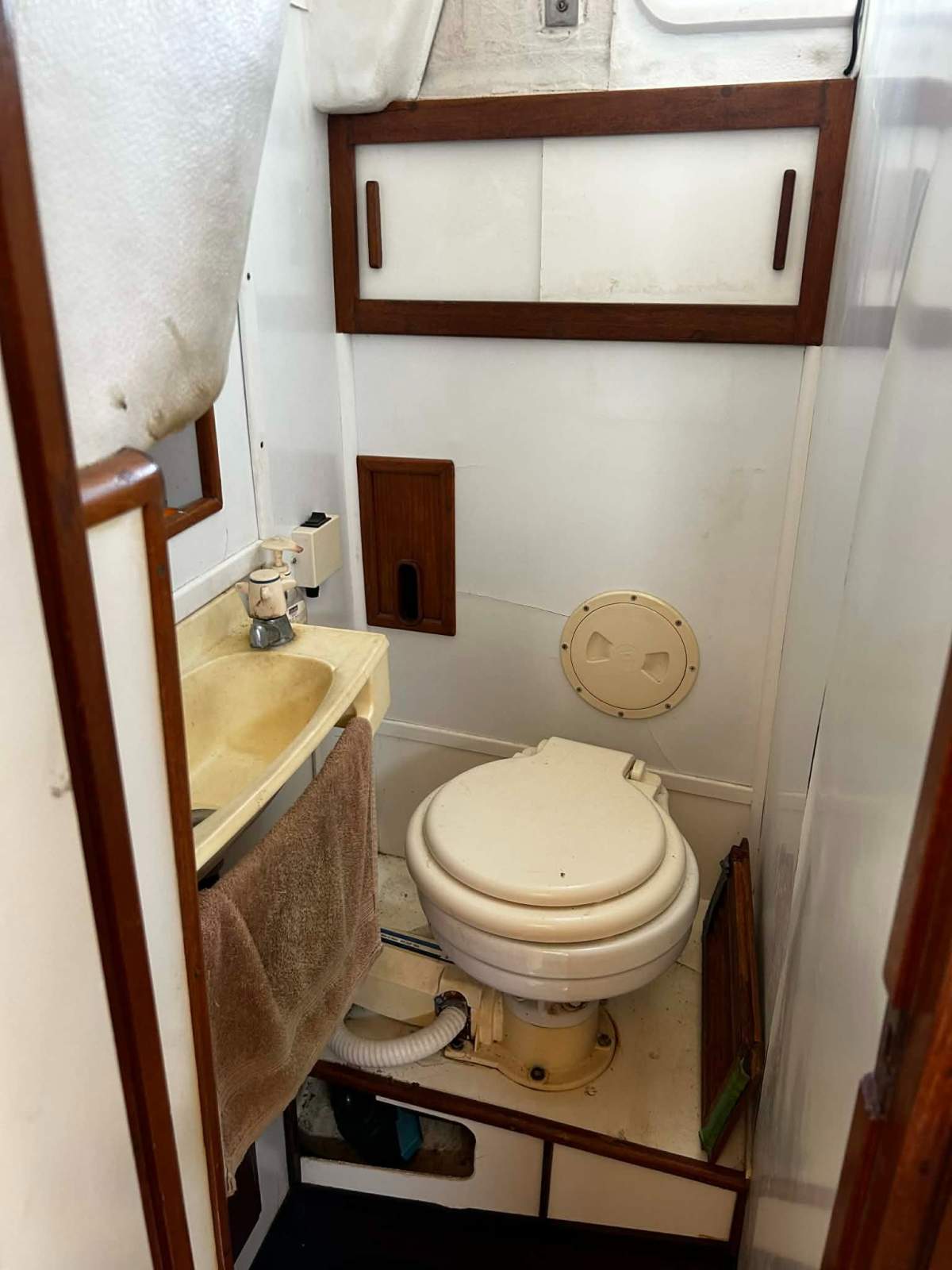 South Coast 36 - Needs work:Aft head