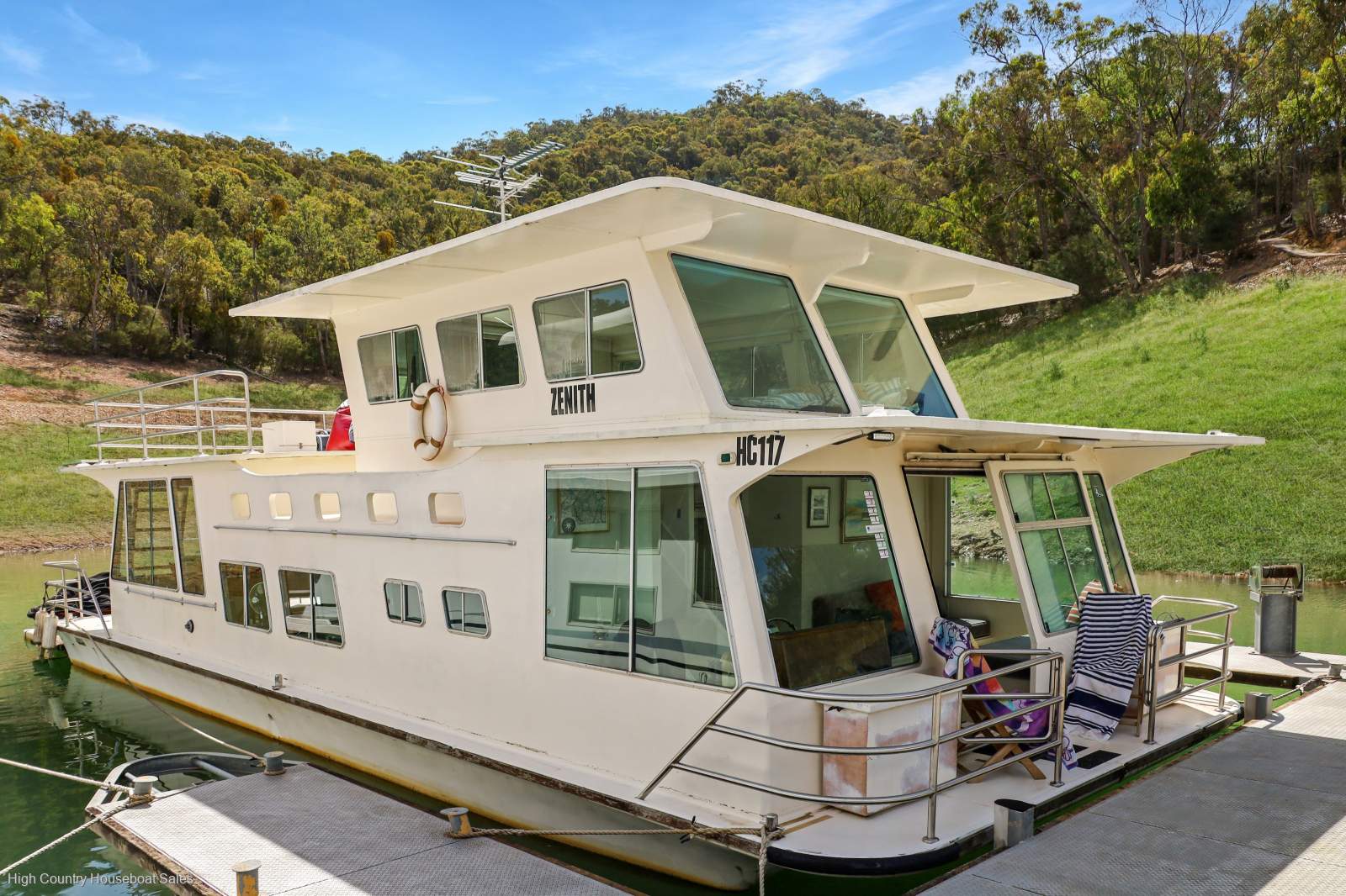 Zenith Houseboat Holiday Home @ Lake Eildon:ZENITH on Lake Eildon