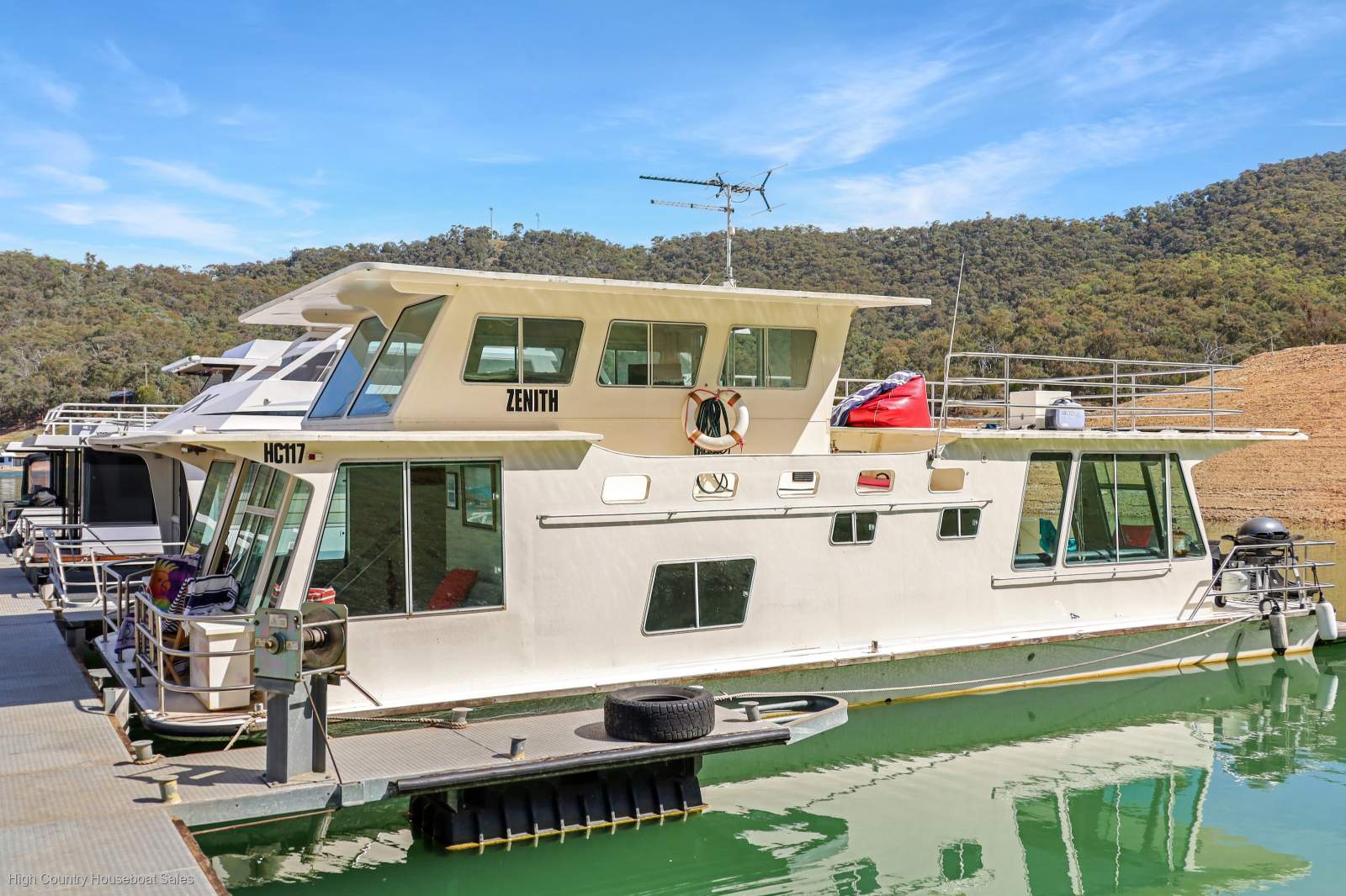 Zenith Houseboat Holiday Home @ Lake Eildon:ZENITH on Lake Eildon