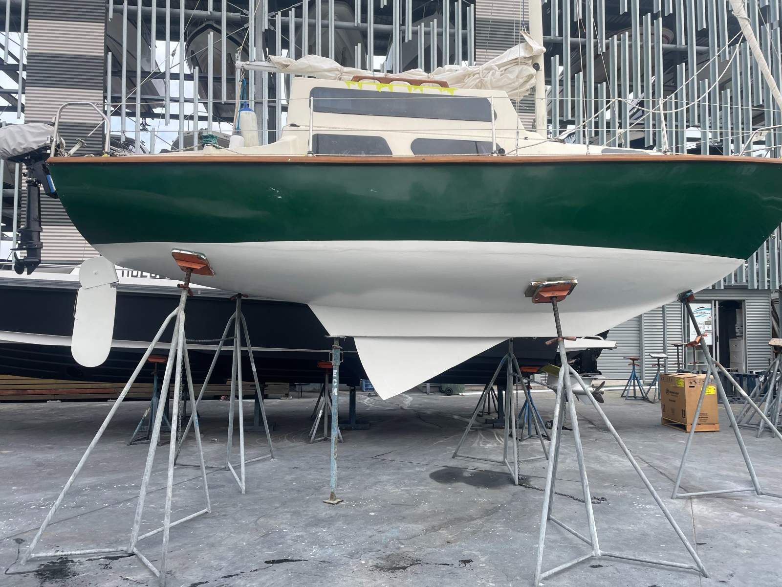 Aquarius 23:Putzel on stand