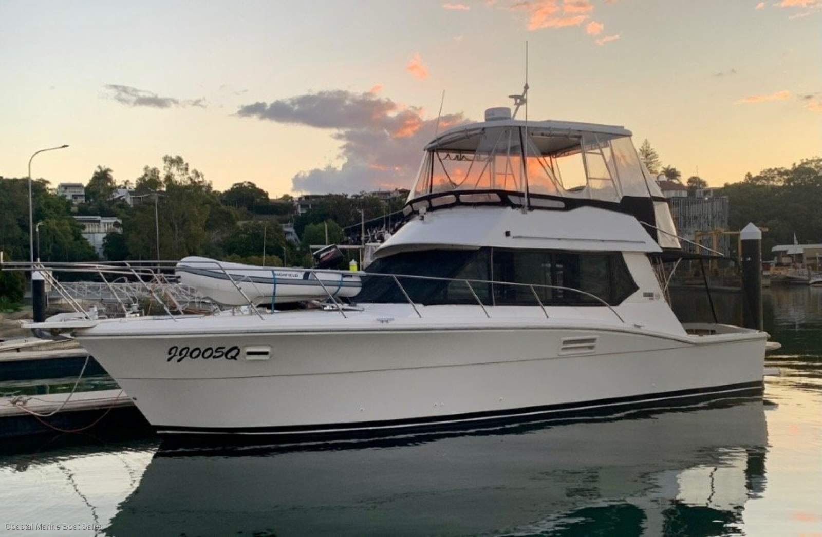 Mariner 3800 Flybridge Cruiser