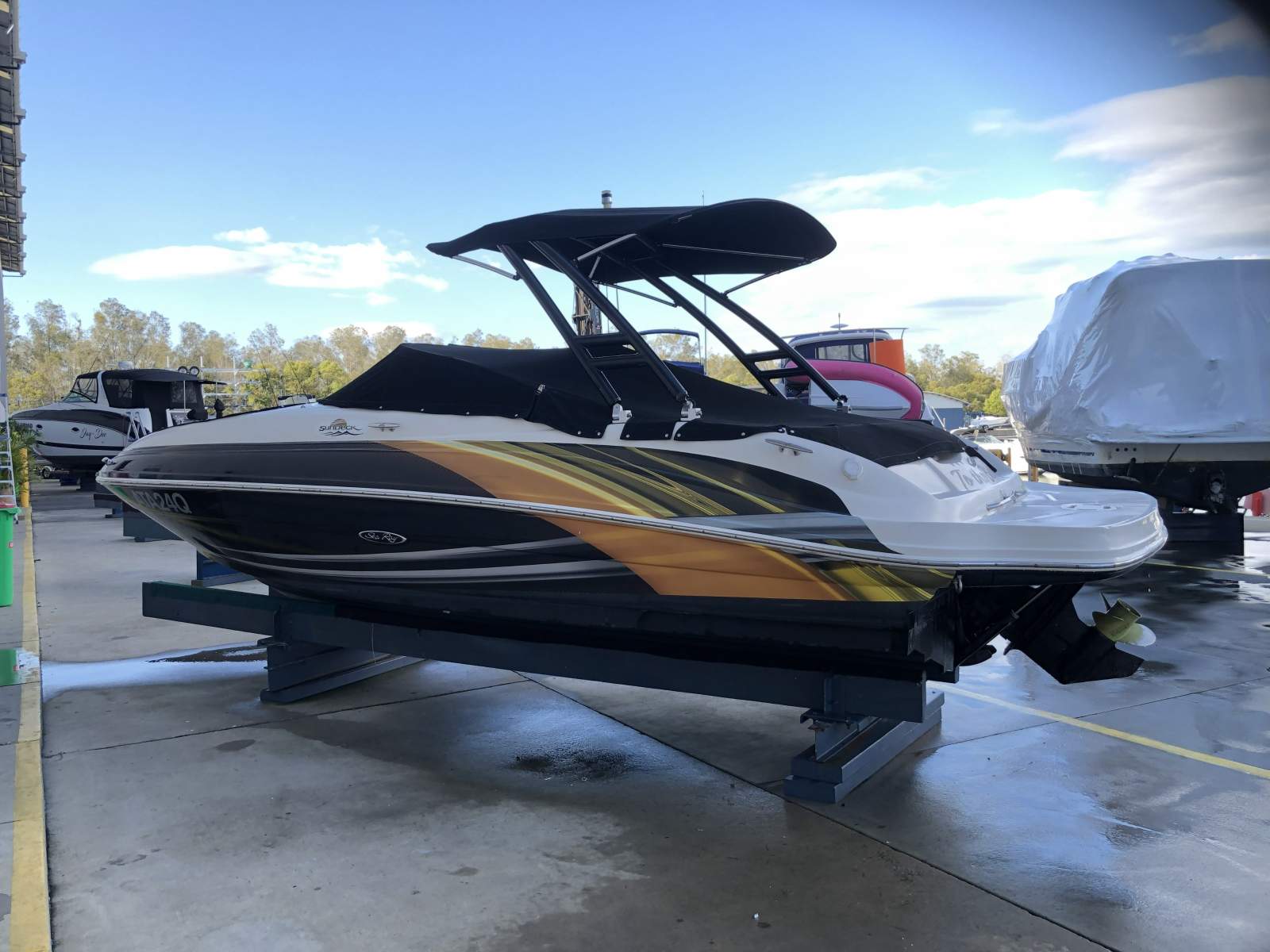 Sea Ray 220 Sundeck - Bowrider, V hull (21Deg. Deadrise)