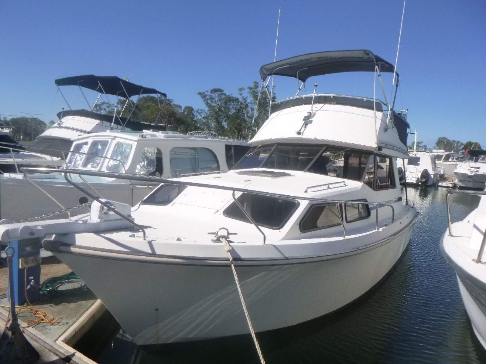 CruiseCraft Executive 800 Flybridge Cruiser