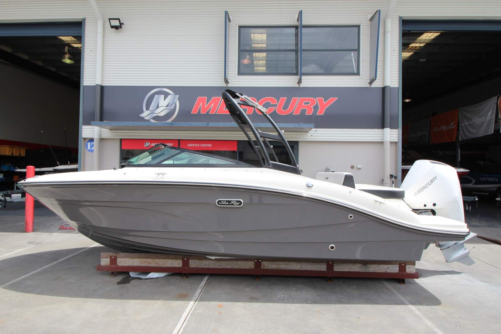 Sea Ray 210 SPX OB Bowrider