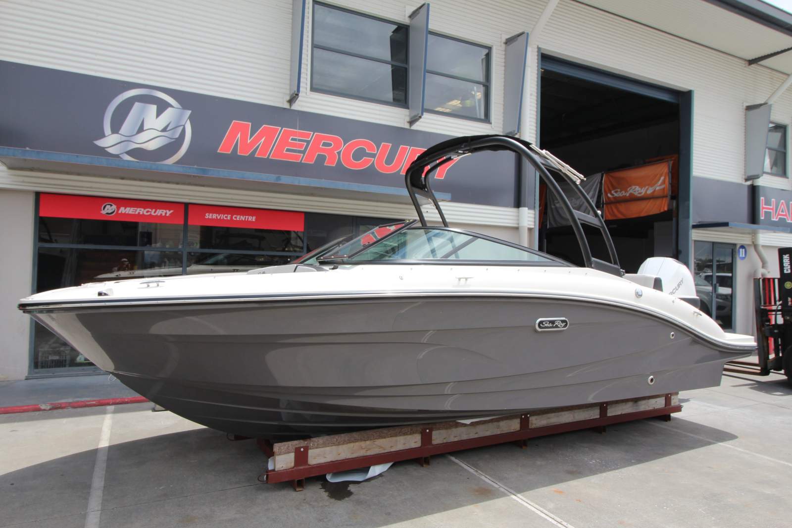 Sea Ray 210 SPX OB Bowrider