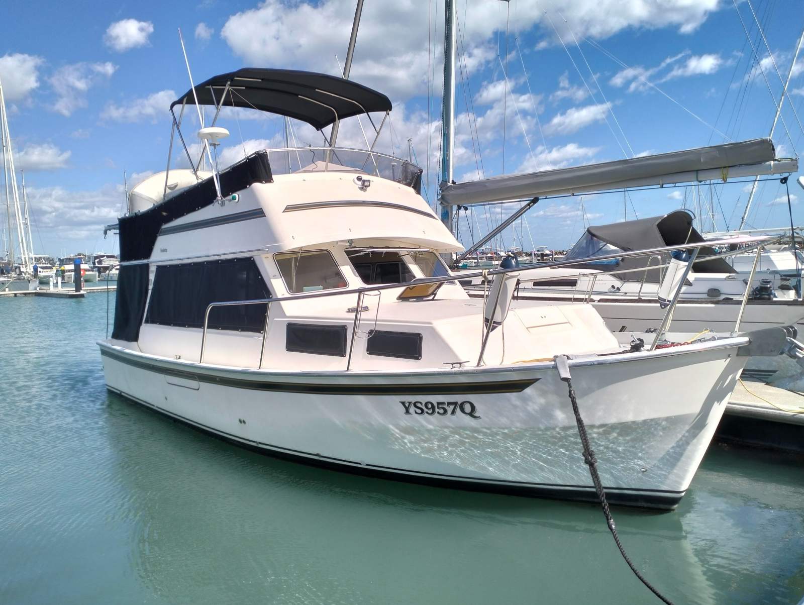 Honeymoon 33 Flybridge Cruiser Yr 1995