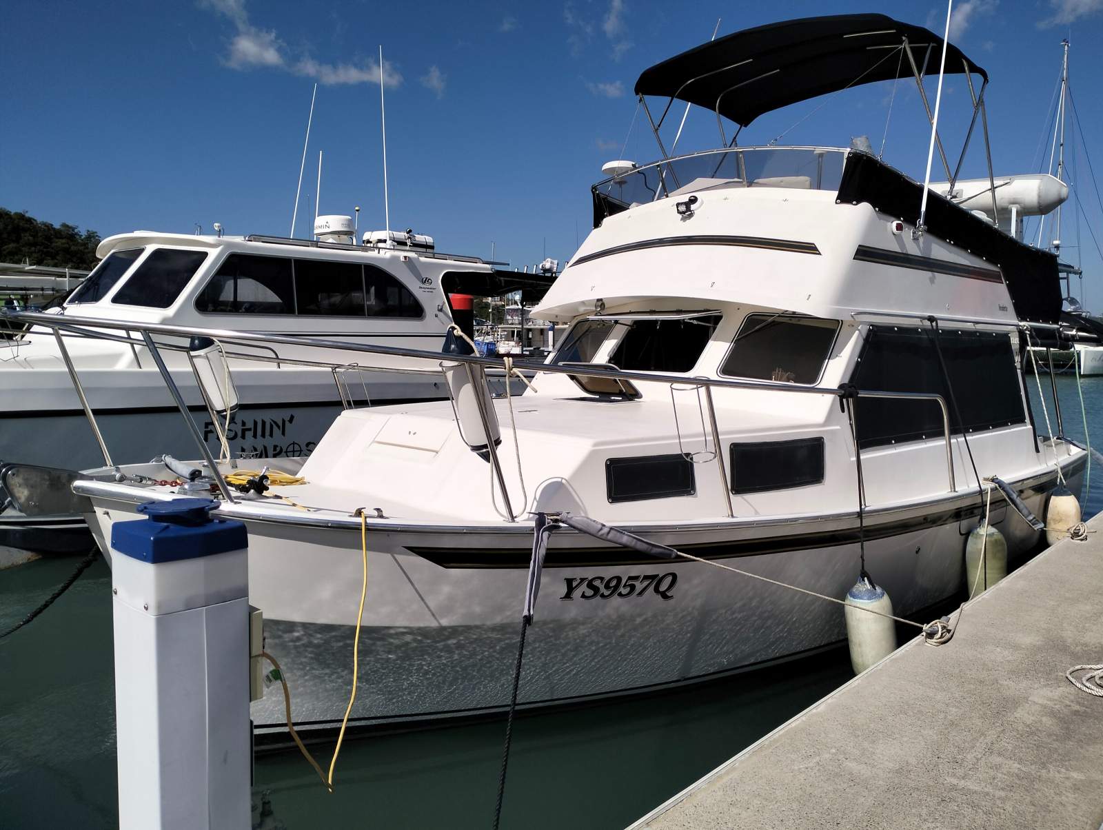 Honeymoon 33 Flybridge Cruiser Yr 1995