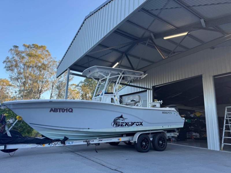 Sea Fox 248 Commander Centre console