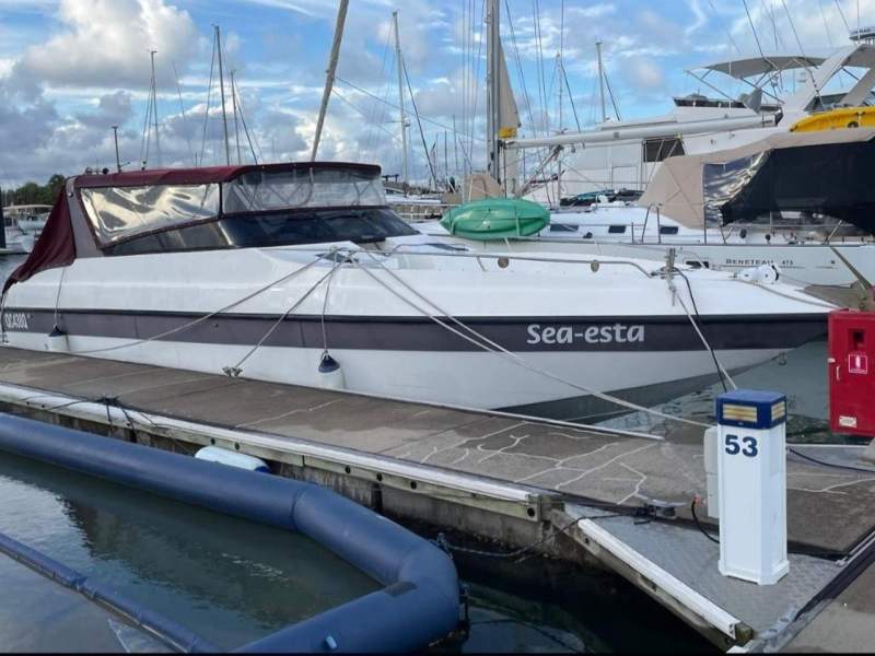 Cruiser 37 ft Sports Bow Rider (Cairns Qld )