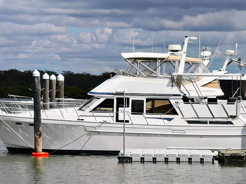 Lyscrest 42 Sundeck Flybridge Cruiser