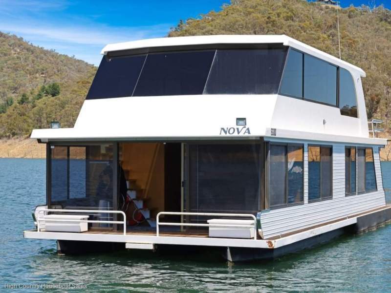 Nova Houseboat Holiday Home on Lake Eildon