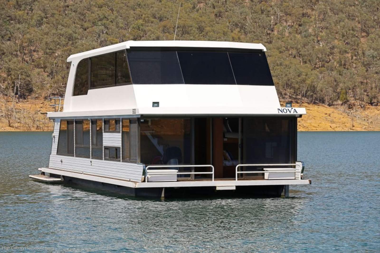 Nova Houseboat Holiday Home on Lake Eildon:NOVA on Lake Eildon