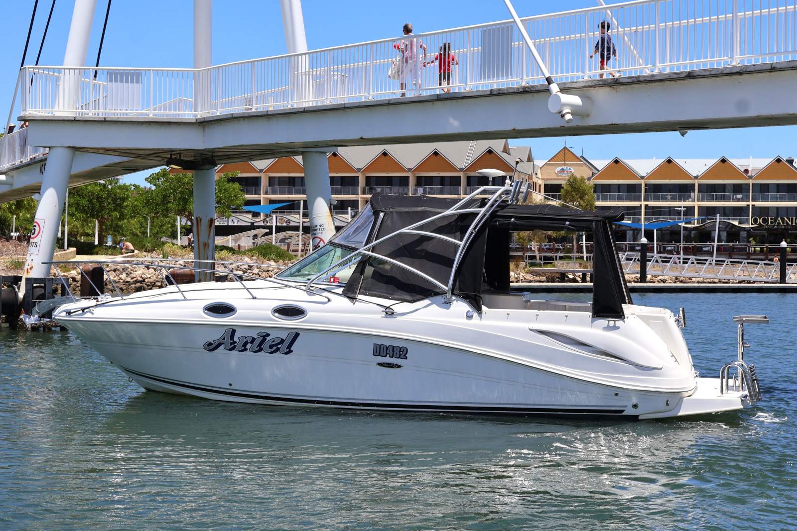 Sea Ray 270 Amberjack - Powerful, Practical & Family-Friendly!