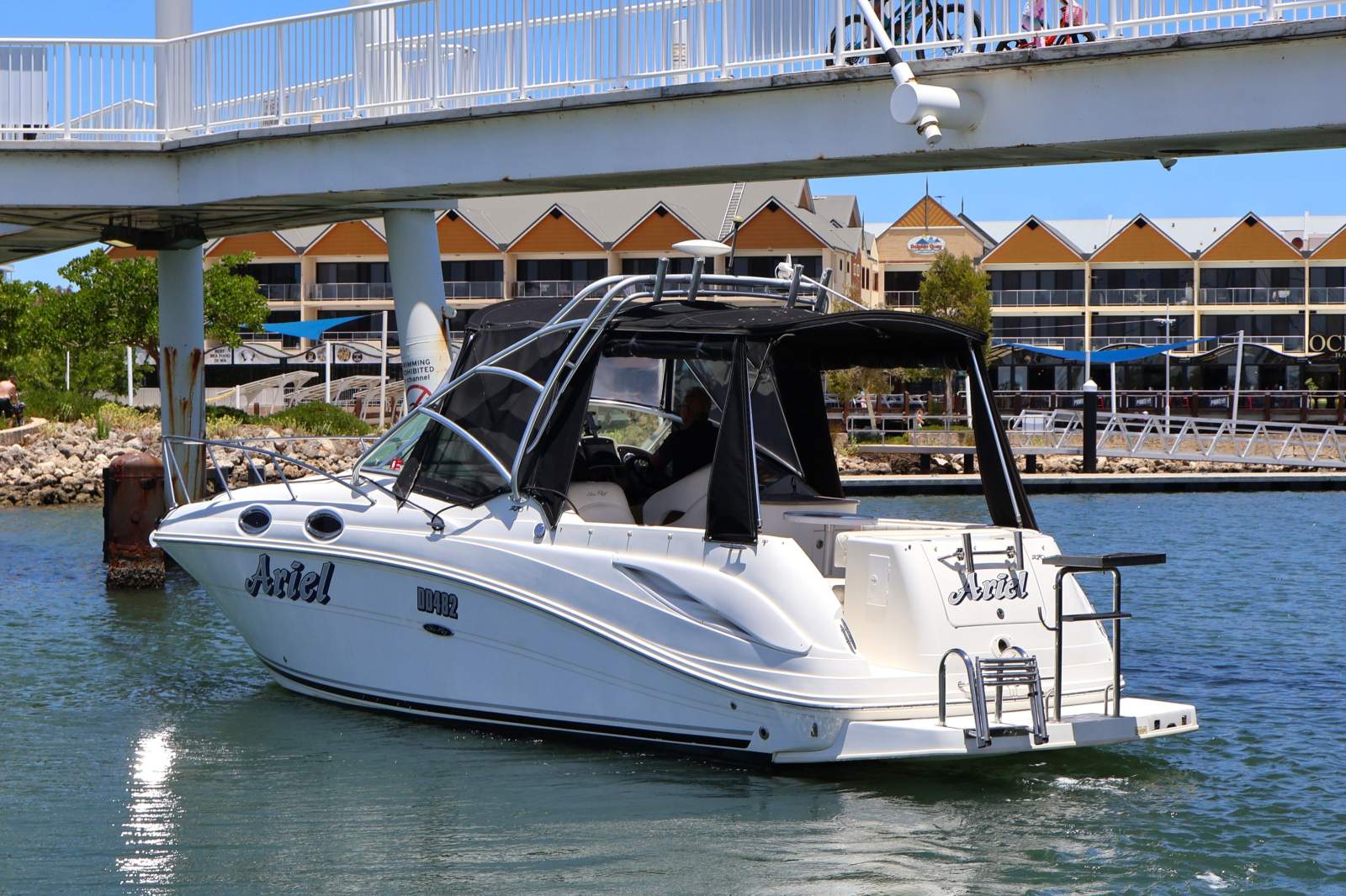 Sea Ray 270 Amberjack - Powerful, Practical & Family-Friendly!