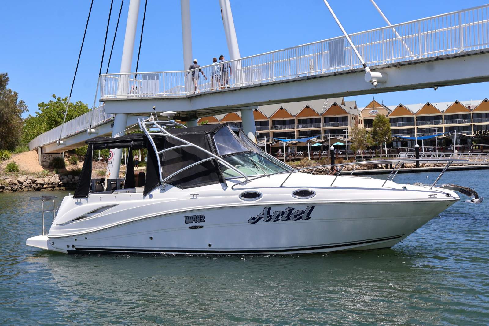 Sea Ray 270 Amberjack - Powerful, Practical & Family-Friendly!