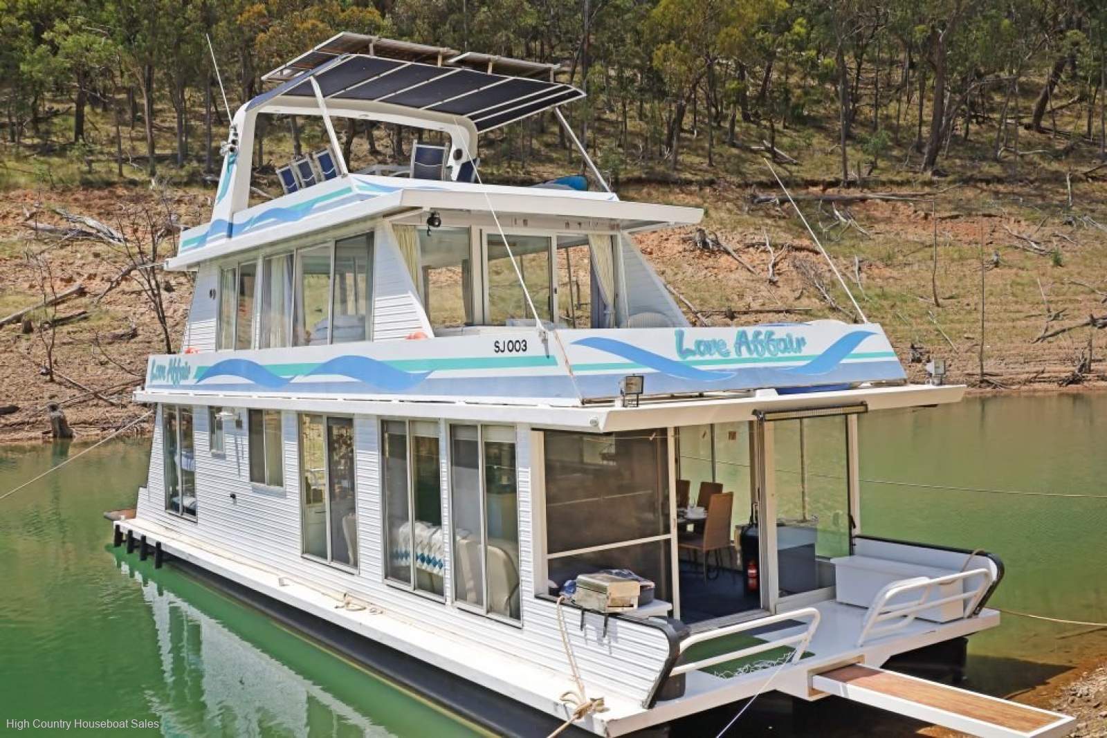 Love Affair Houseboat Holiday Home on Lake Eildon:Love Affair on Lake Eildon