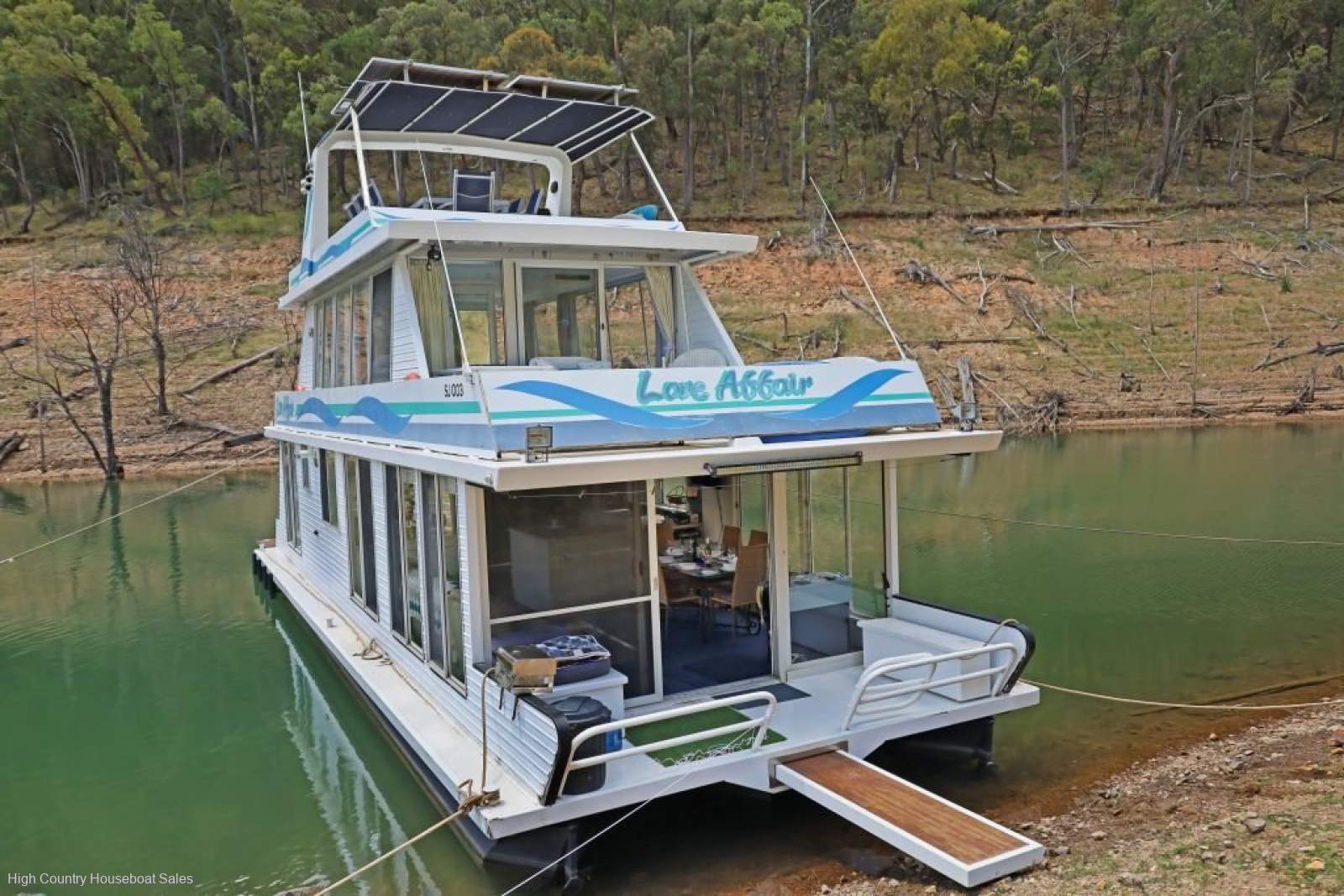 Love Affair Houseboat Holiday Home on Lake Eildon:Love Affair on Lake Eildon