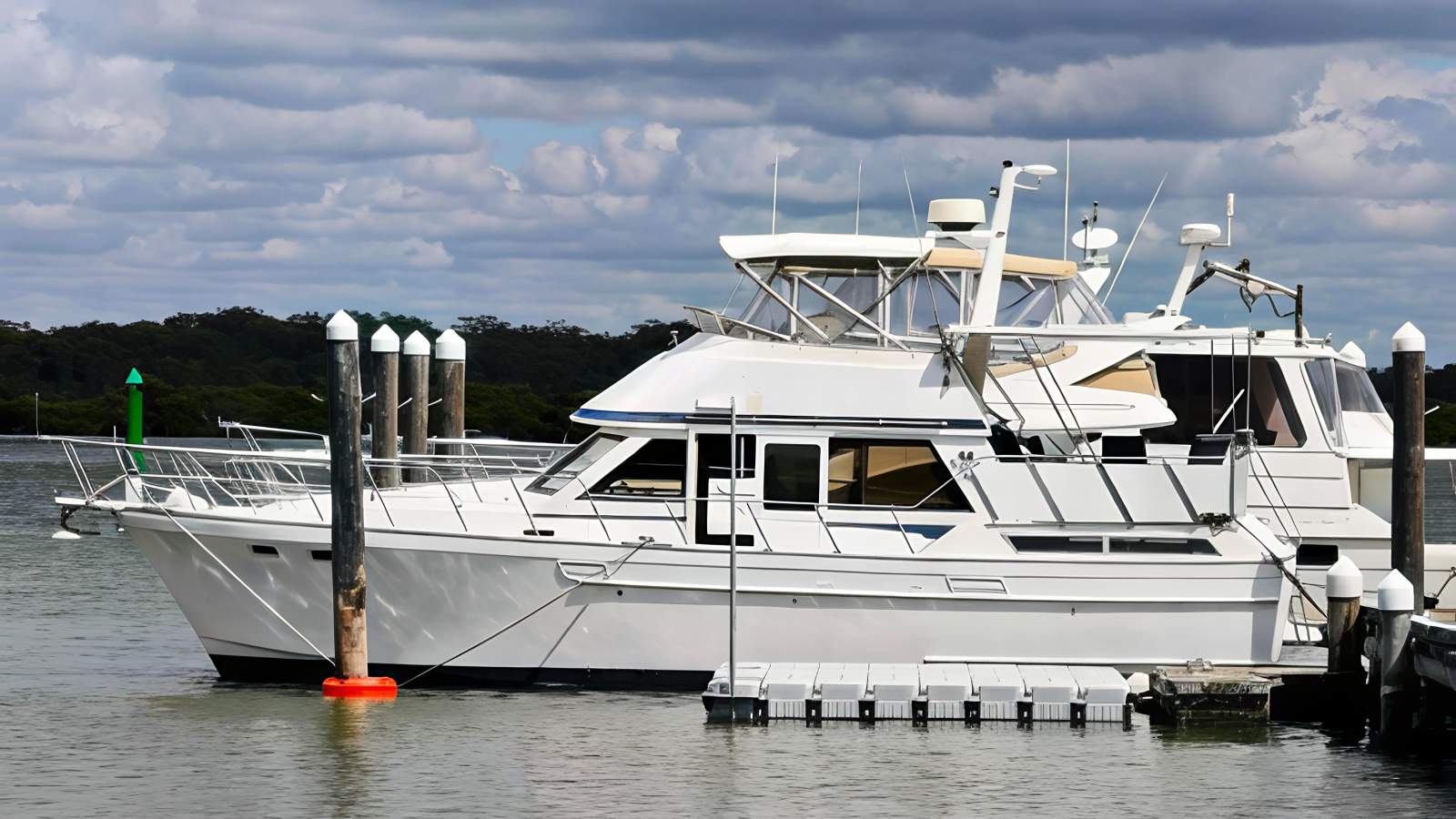 Lyscrest 42 Sundeck Flybridge Cruiser