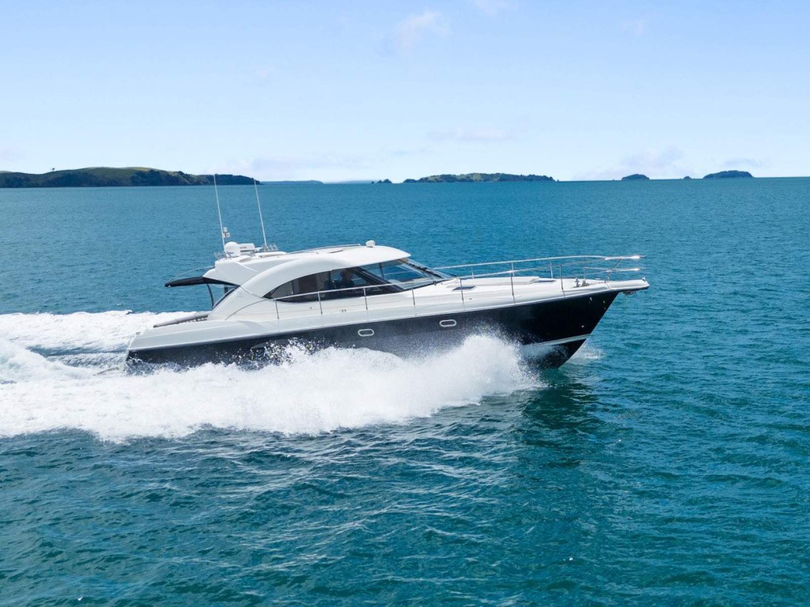 Riviera 4700 Sport Yacht