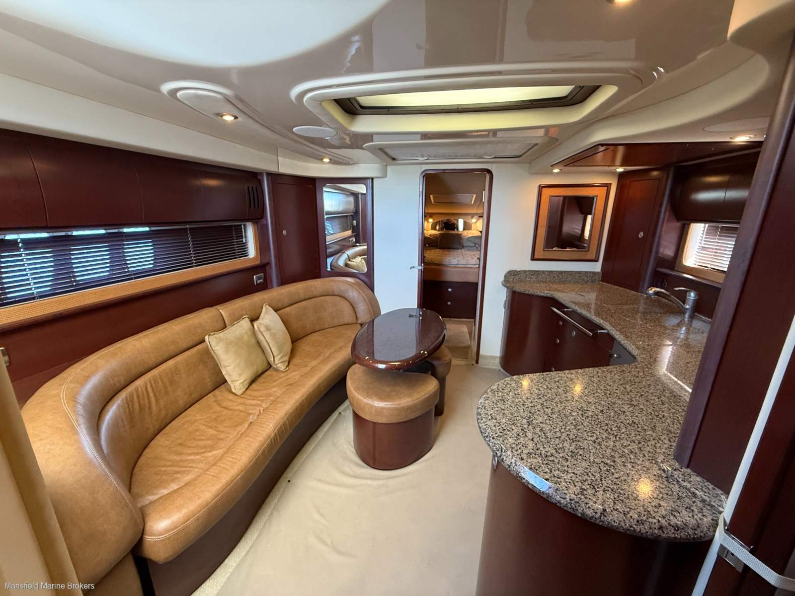 Sea Ray 44 Sundancer:Space and luxury