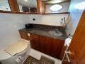 Sunseeker Manhattan 62 " Hardtop Flybridge ":Guest Bathroom