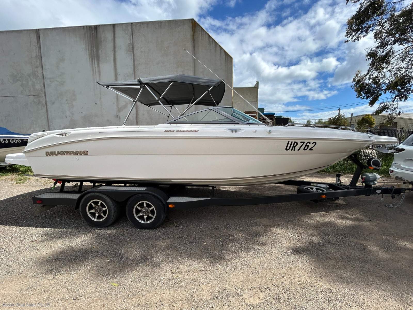 Mustang 2300 Bowrider