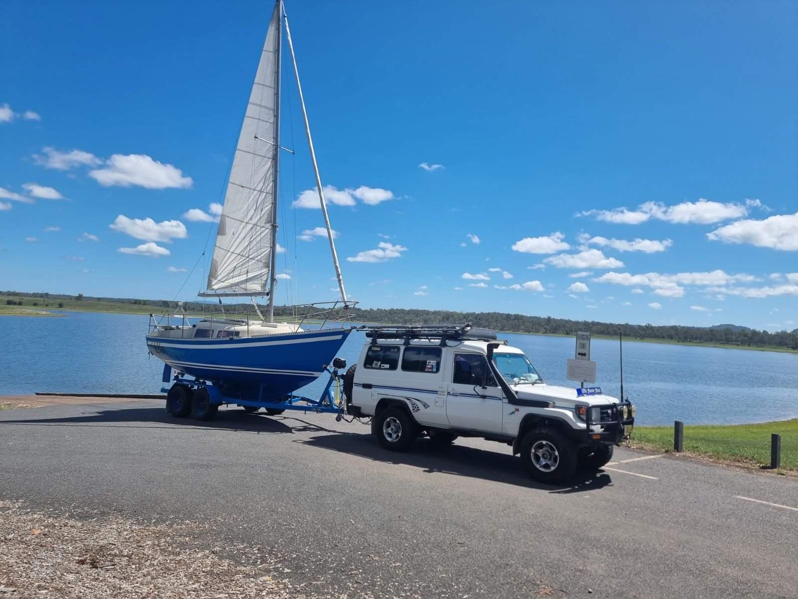 Bruce Roberts 25 Adventure 1983 Full Cabin Fibreglass + Trailer and new sail