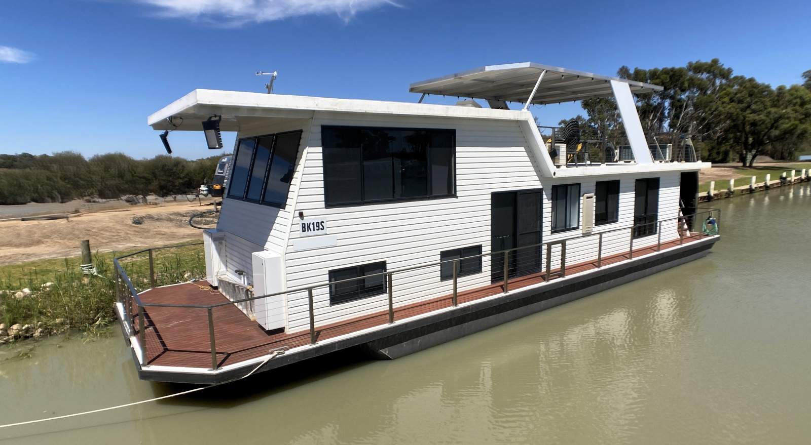 "Slippery Helm" 2 x Deck 2 x Bed 1 Bath Houseboat.
