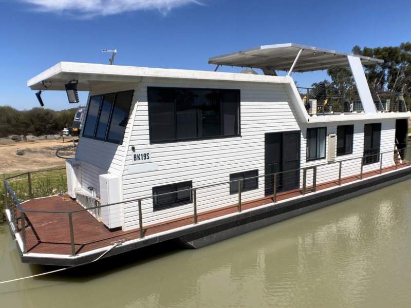 "Slippery Helm" 2 x Deck 2 x Bed 1 Bath Houseboat.
