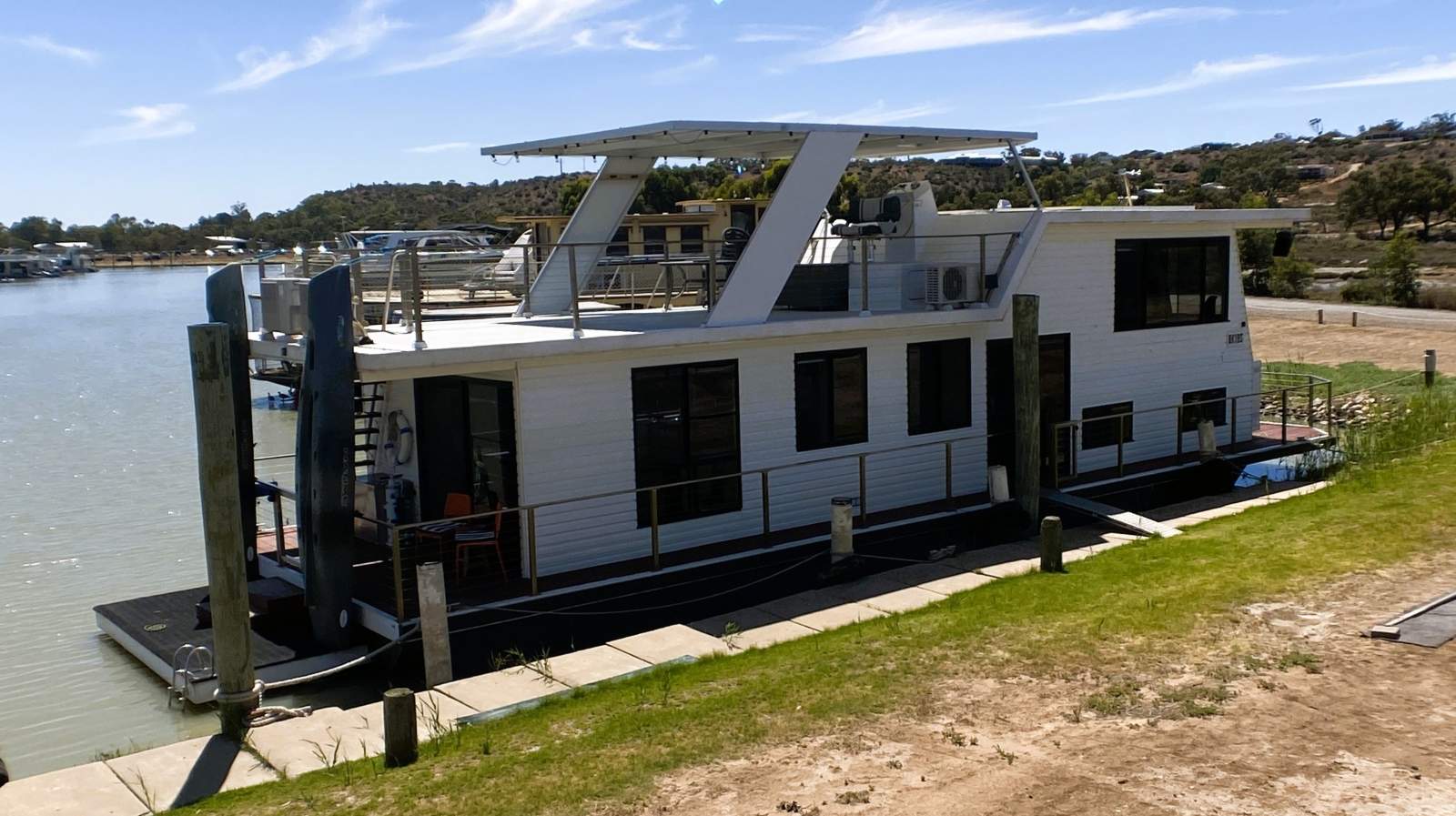 "Slippery Helm" 2 x Deck 2 x Bed 1 Bath Houseboat.