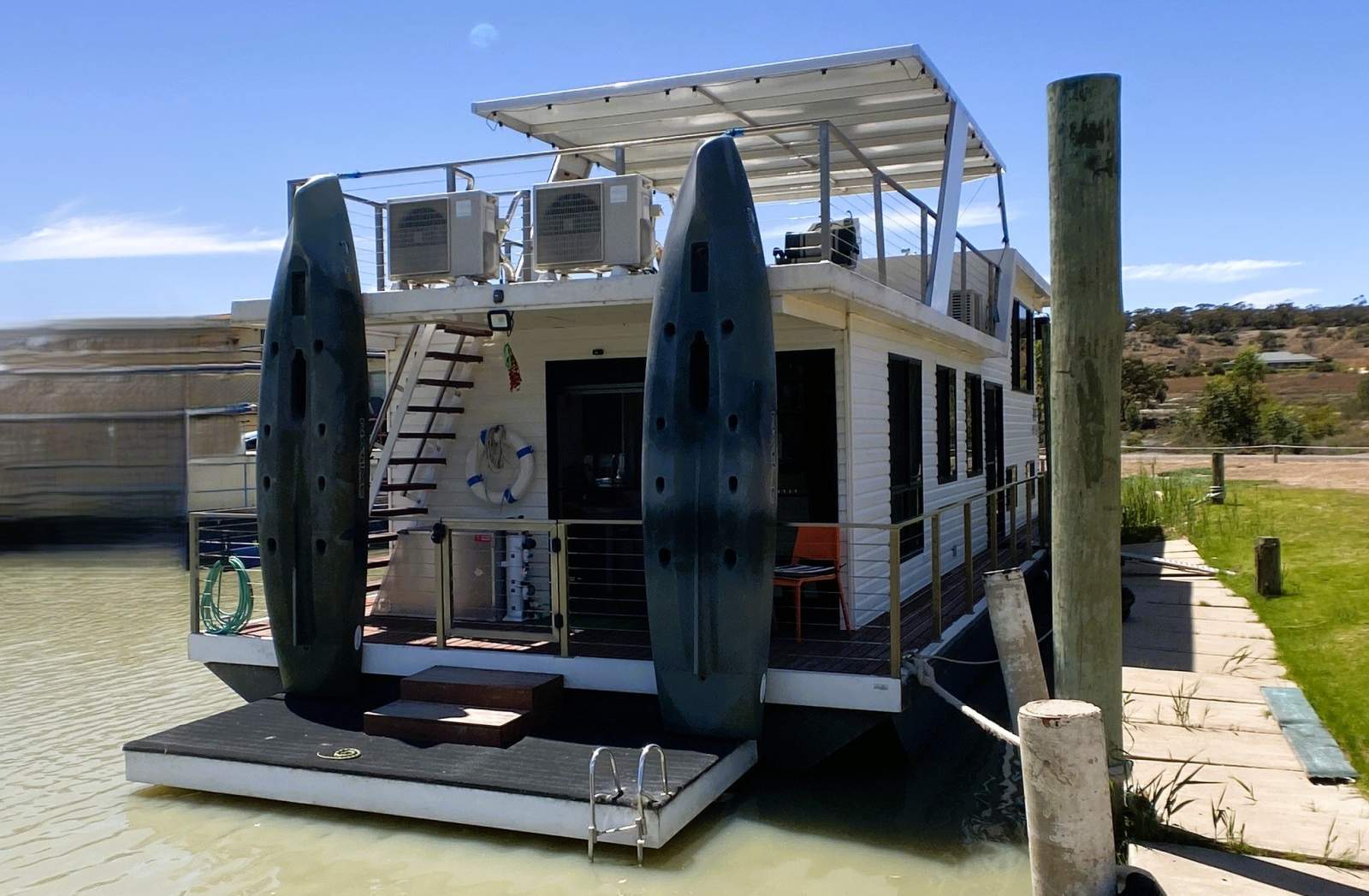 "Slippery Helm" 2 x Deck 2 x Bed 1 Bath Houseboat.