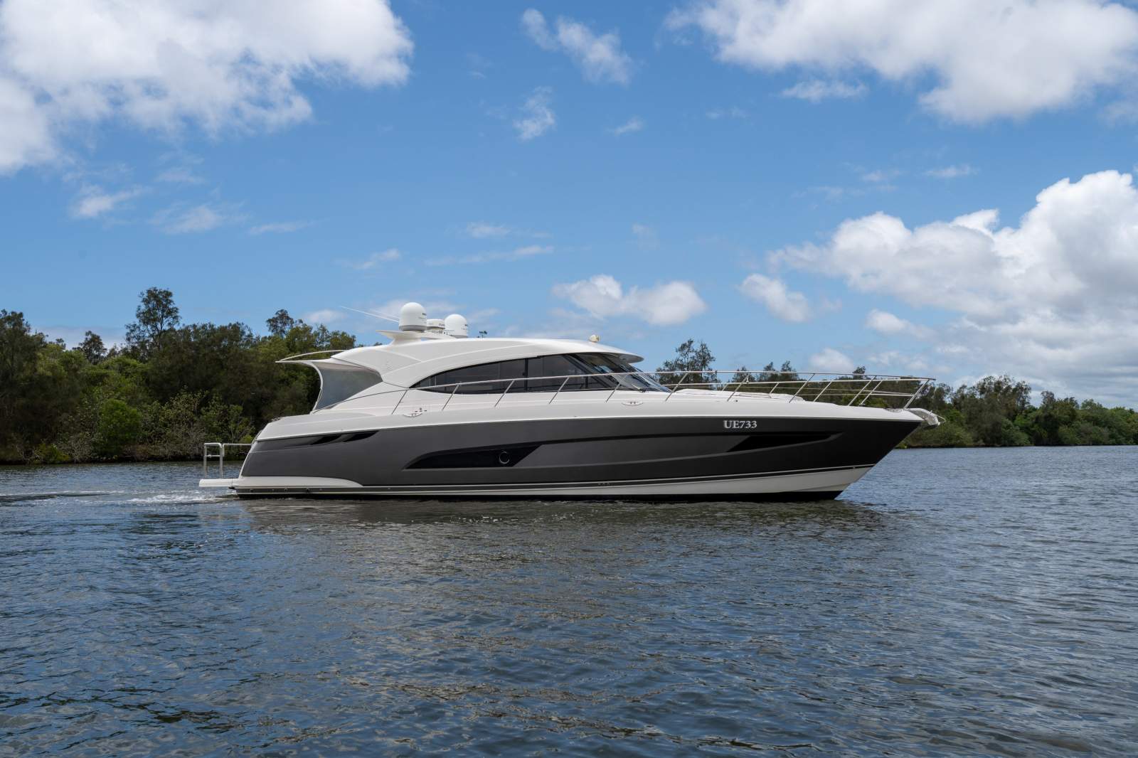 Riviera 5400 Sport Yacht