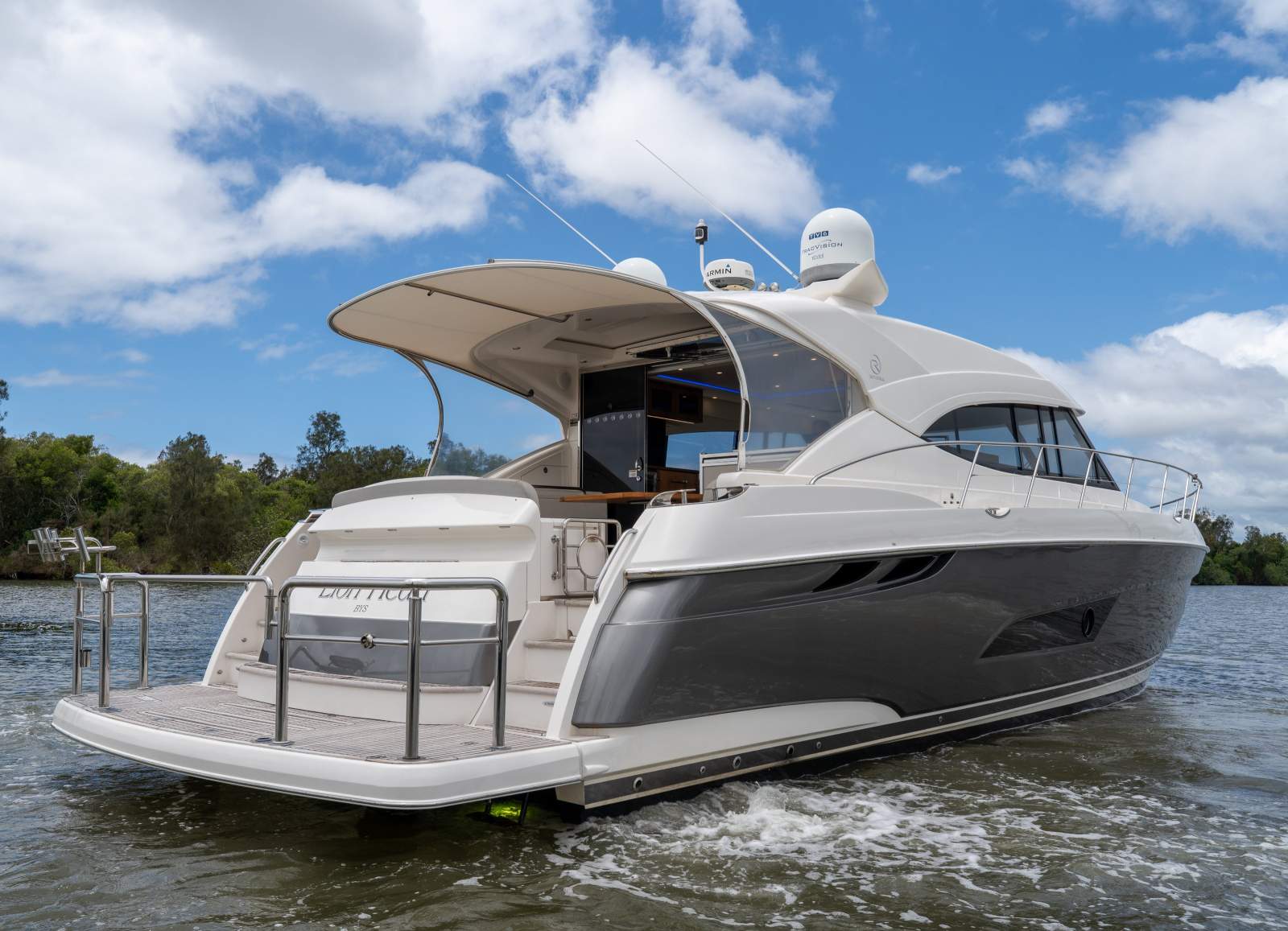 Riviera 5400 Sport Yacht